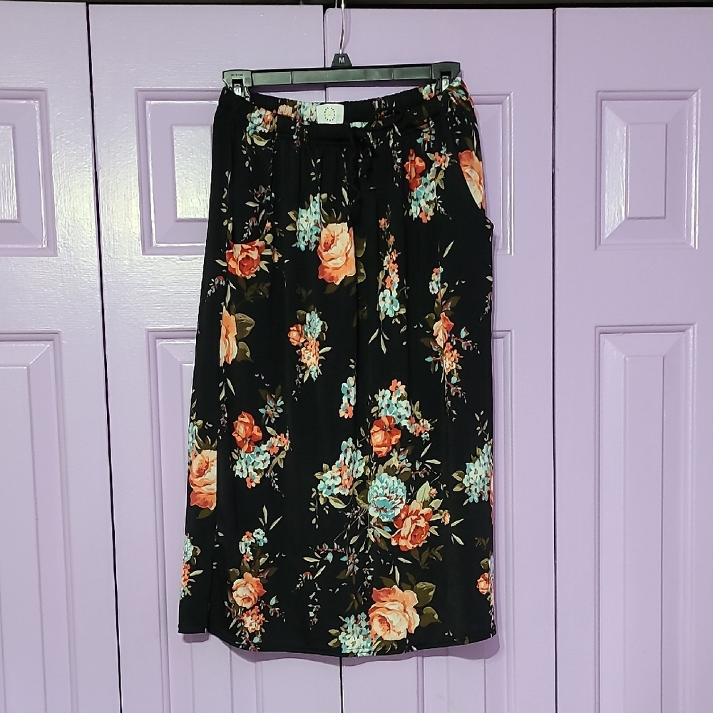 One OAK Size Medium Floral Black Athletic Skirt